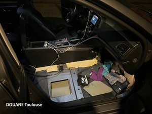 Les douaniers s'étonnent d'une "épaisseur anormale au niveau du plancher" : il tentait de passer en France avec 33 kg d'herbe de cannabis cachés sous le siège