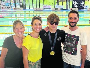"Quand il a eu 6 ans, j'ai voulu qu'il apprenne à nager pour éviter tout accident" : le jeune aveyronnais Morgan Svec est maintenant champion de France handisport