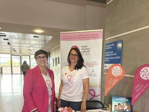 Octobre rime avec sensibilisation aux cancers féminins à l'hôpital de Rodez : un village santé s'installe dans le hall