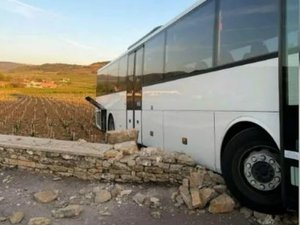 Les freins lâchent dans la montée, un bus scolaire avec une trentaine d'enfants à bord part en arrière dans un champ de vignes