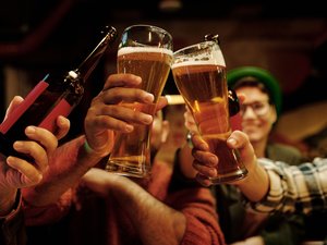 Ivres après un Oktoberfest, ils laissent couler l'eau de la douche pendant huit heures : leur hôtel essuie 200 000 euros de dégâts