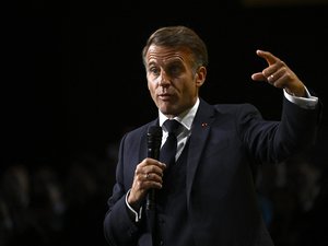 Blocage des lycées : quand Emmanuel Macron peste contre le JT de France 2 après la diffusion d'une pancarte injurieuse, lors d'une manifestation