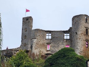 L'image du jour : pourquoi ce château de l'Aveyron s'est paré de rose en ce mois d'octobre