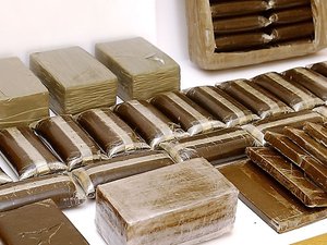 Il tente de traverser l'A75 avec 242 kg de résine de cannabis : le conducteur dit avoir accepté le job pour éponger une dette de jeu