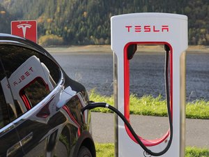 VIDÉO. À près de 300 km/h sur l'autoroute, il perd le contrôle de sa Tesla, sa caméra embarquée filme toute la scène