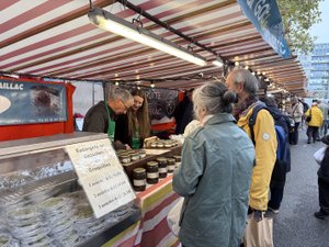TÉMOIGNAGES. "Ce marché est une communauté à laquelle nous sommes fiers d'appartenir" : Paris et l'Aveyron font cause commune, avec goût, au Marché de pays