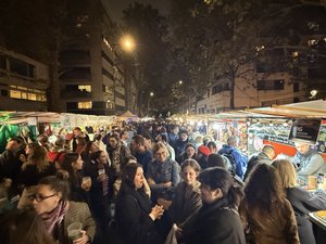EN IMAGES. Saveurs, gourmandise, retrouvailles, rires, musique, des allées pleines de monde... le coeur de l'Aveyron bat à Paris pour son traditionnel Marché des pays