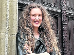Avec son parti "As de coeur", l'Aveyronnaise Mélody Delmur, 20 ans, se lance dans la course à la présidentielle