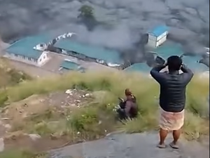 VIDÉOS. Les torrents de boue et glissements de terrain meurtriers continuent : au Népal, les habitants poussés à quitter les vallées