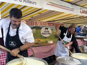 Marché des pays : l'Aveyron régale Paris, plus de trois tonnes d'aligot et plus d'une tonne de saucisses cuisinés, 10 000 assiettes servies, les chiffres d'un marathon gourmand de trois jours