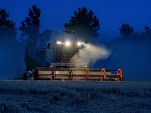 Le véhicule utilitaire se retrouve face à une moissonneuse-batteuse qui circulait dans la nuit, le conducteur grièvement blessé