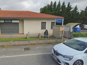 Après avoir raté le permis de conduire pour la deuxième fois, il retourne deux fois au centre d'examens... avec une barre de fer