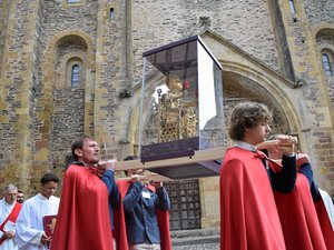 VIDÉO. Dans ce Plus beau village de l'Aveyron, les fidèles au rendez-vous de la procession de la Majesté Sainte-Foy
