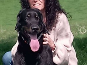 Elle tombe dans un puits en cherchant son chien : une fois sauvée, elle repart le chercher, et le retrouve mort dans le puits où elle était tombée