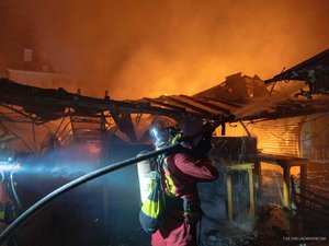 Incendie du marché des Enfants-Rouges : les impressionnantes images de l'intervention des pompiers, dans les cendres du marché couvert fondé en 1615