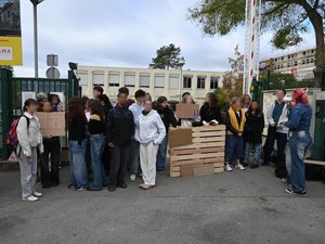 Blocage des lycées : la mobilisation se poursuit dans cet établissement de l'Aveyron, le député Jean-François Rousset rencontre élèves et professeurs