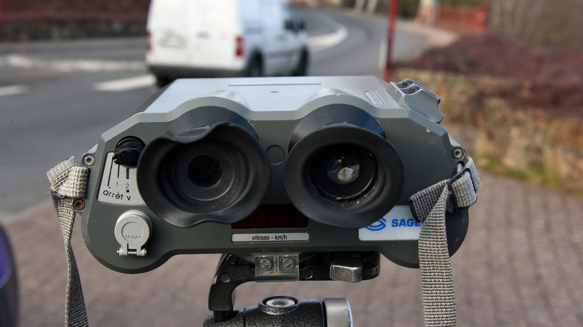 Peu après ses 18 ans, il fonce à 151 km/h avec sa BMW devant un radar de la RN88… et dit adieu à son permis de conduire
