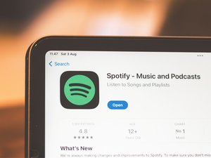 Il écoutait en boucle ses propres musiques créées par intelligence artificielle pour générer des droits d'auteur : l'arnaque à 8 millions de dollars devant la justice