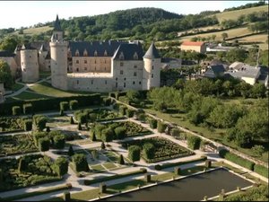 "Des racines et des ailes" : l'émission va mettre en lumière les jardins remarquables d'Europe, dont celui-ci au pied de ce château de l'Aveyron