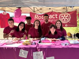 Des animations en tous genres et un relais solidaire dans la piscine : contre le cancer, le Rotaract Nord-Aveyron prend le taureau par les cornes