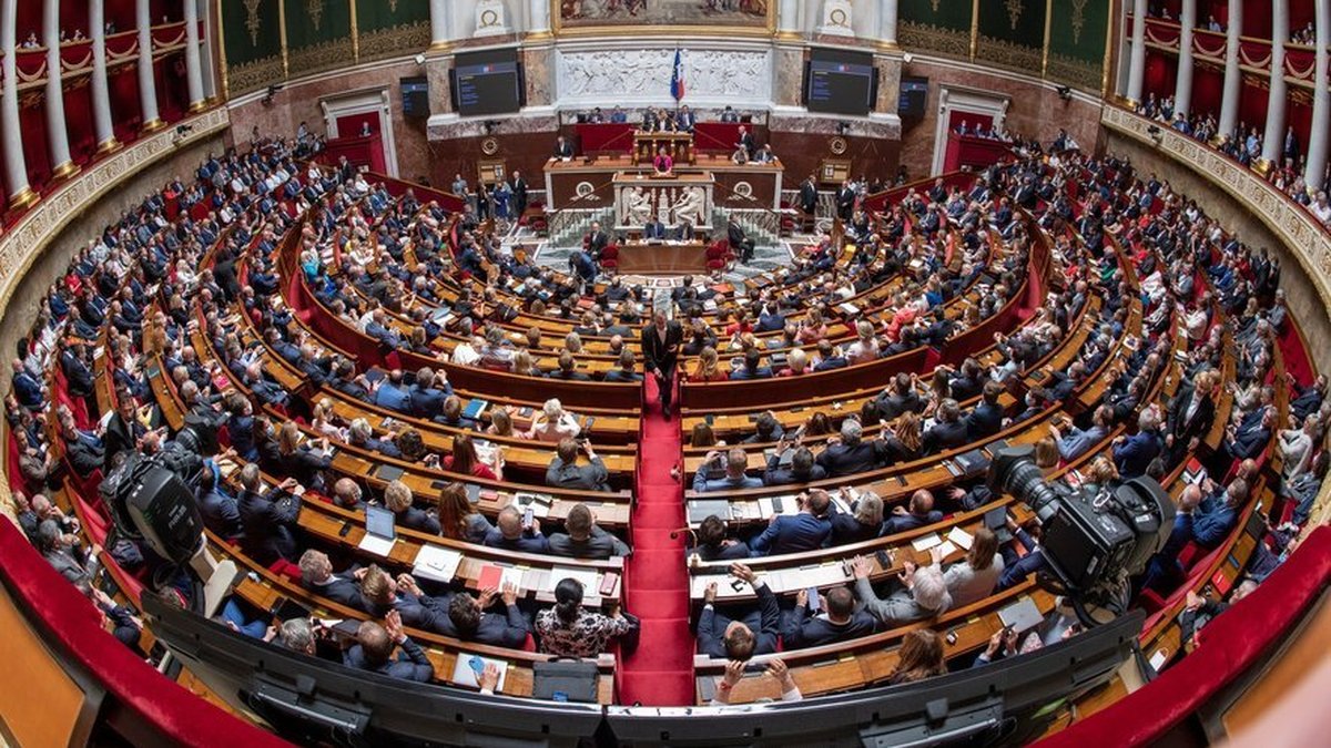 "Les députés sont des Français comme les autres" : la présidente de l’Assemblée nationale rejette l’idée de baisser le salaire des parlementaires