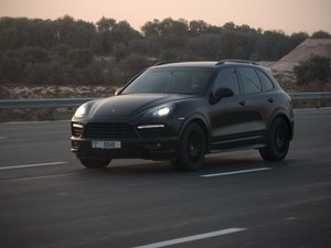 "C'est une Cayenne" : en roulant jusqu'à 250 km/h sur le périph', il sème la police avec la Porsche de sa mère, avant d'en perdre le contrôle