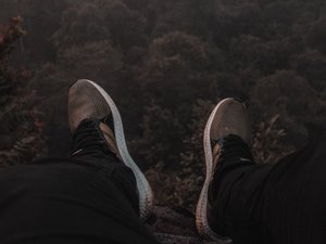 Père de deux enfants, touché par la disparition d'un ami, le jeune homme était assis la nuit sur le parapet du pont, les pieds dans le vide