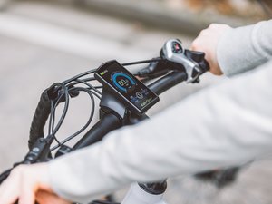 Contrôlé à vélo électrique avec 2,5 g d'alcool dans le sang, il assure aux policiers qu'il zigzaguait pour éviter les nids-de-poule, il finit sa route en garde à vue et son vélo à la fourrière