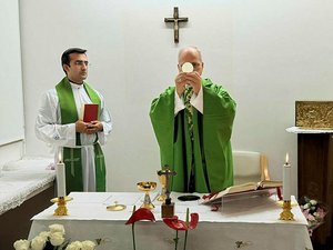Les premières photos du Pape célébrant une messe trois jours après son opération : son état de santé en "amélioration constante"