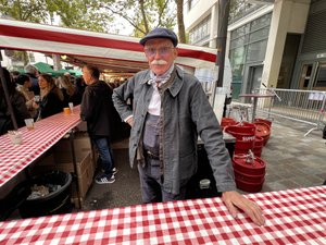 "Je n'en ai pas manqué un seul" : Francis Portal, bénévole depuis le début du marché des pays de l'Aveyron à Paris, il y a 26 ans