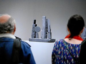Dans l'écrin du musée Soulages de Rodez, la sculptrice américaine Louise Nevelson retrouve le maître de l'outrenoir