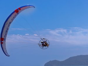 Le paramoteur du quadragénaire tombe dans l'eau près du pont du Gard, témoins, pompiers ou secours en milieux périlleux et aquatique n'ont rien pu faire