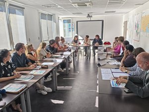 Dans un contexte de manifestations et de blocages des établissements scolaires, les doléances des lycéens de Foch à Rodez sur le bureau de la Dasen