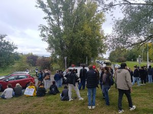Manifestations du 17 octobre : circulation bloquée au giratoire de Saint-Félix et chenille improvisée sur la RN 88, à Rodez