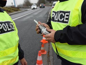 Elle ignore ses collègues et prend le volant quand même : la police la contrôle avec un taux de 3,40 g par litre de sang, il n'était que 10 heures du matin dans cette commune d'Occitanie