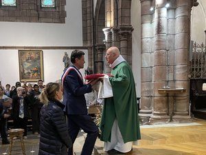 "Tout de suite très bien accueilli au milieu de vous" : Jean-Claude Lazuech installé comme curé à Espalion
