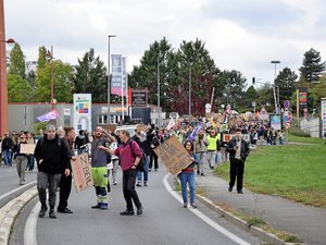 Manifestations du 17 octobre : "Que vous le vouliez ou non, on va changer le monde !", les lycéens mènent un cortège de plus de 600 personnes à Rodez