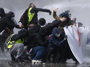 Manifestations du 17 octobre : un jeune a eu la main arrachée par une grenade policière à Saint-Étienne