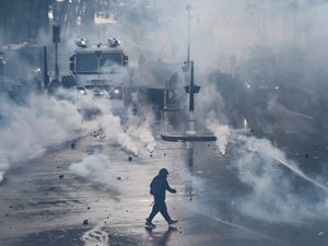 "Un tel drame ne devrait jamais arriver" : le jeune qui a eu la main arrachée par une grenade policière à Saint-Etienne a tout juste 17 ans, une enquête de l'IGPN est ouverte