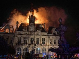 Manifestions du 17 octobre : "Les dégâts sont immenses, le coeur est lourd mais notre détermination est entière", Limoges se réveille dans la douleur après l'incendie de la mairie