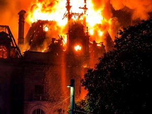 EN IMAGES. Incendie de la mairie de Limoges : les pompiers ont partagé les terribles photos du bâtiment dévoré par les flammes et de leur intervention hors normes