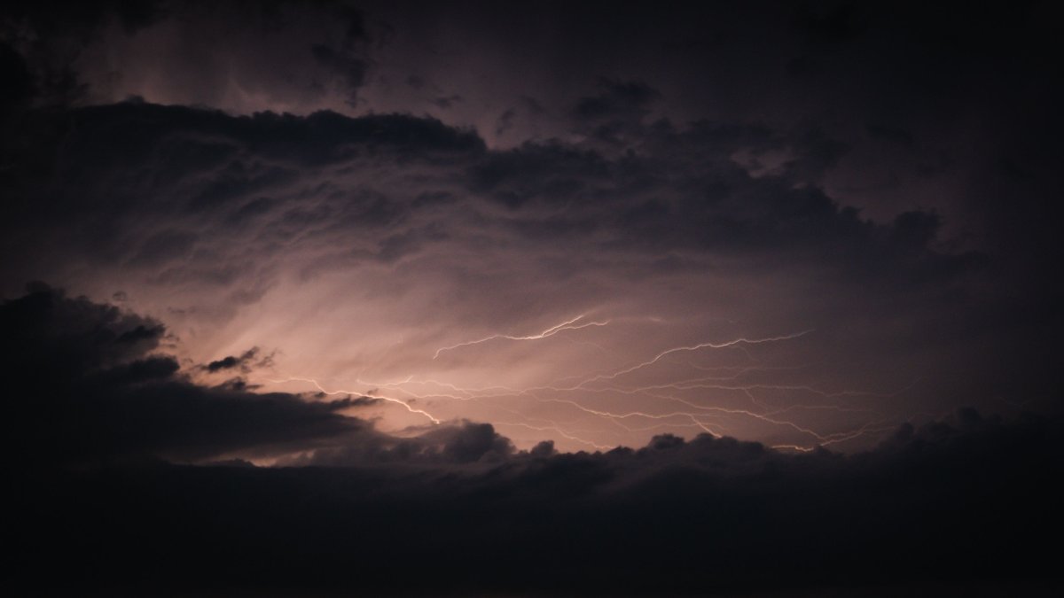 Orages, pluies torrentielles, grêle : deux départements basculent en vigilance orange et neuf en jaune, les prévisions à l’approche de l’épisode méditerranéen lundi