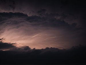 Orages, pluies torrentielles, grêle : deux départements basculent en vigilance orange et neuf en jaune, les prévisions à l'approche de l'épisode méditerranéen lundi