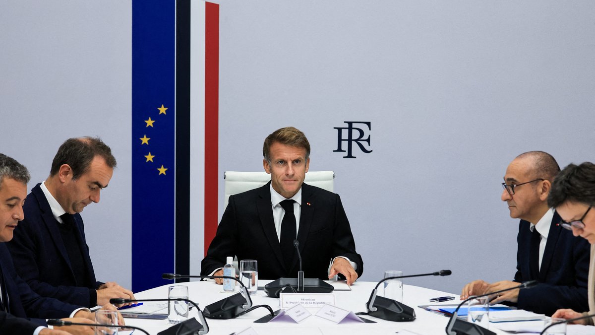 Violences du 17 octobre : "Mais qu'ont-ils dans la tête ?", Emmanuel Macron différencie les casseurs et les manifestants aux "revendications légitimes", ce qu'il faut retenir de sa prise de parole