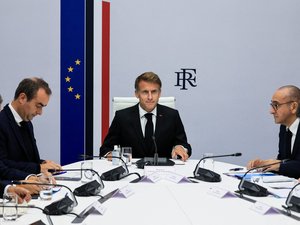 Violences du 17 octobre : le gouvernement sous pression, suivez en direct la prise de parole très attendue d'Emmanuel Macron à 20 heures