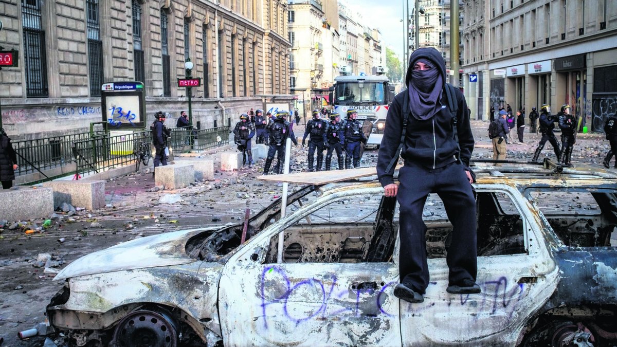 Violences du 17 octobre : après le choc d’un samedi noir dans le pays, la polémique et les questions