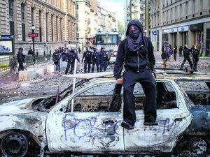 Violences du 17 octobre : après le choc d'un samedi noir dans le pays, la polémique et les questions