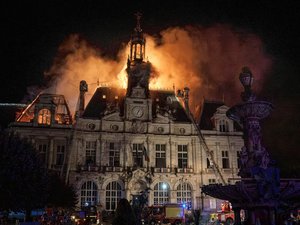 Violences du 17 octobre : l'association des maires de France appelle au rassemblement devant les mairies, ce lundi