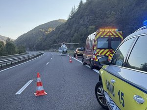 Ébloui par le soleil, le conducteur de bus n'a pas vu les deux cyclistes, l'hélicoptère intervient