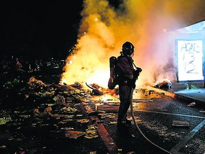 Violences du 17 octobre : "La destruction ne peut pas être une forme ordinaire d'expression"